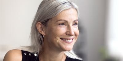 Frauenaerztin-Muehltal-Beratung-bei-Wechseljahresbeschwerden-laechelnde-Frau-Menopause-400x200px