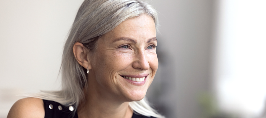 Frauenaerztin-Muehltal-Beratung-bei-Wechseljahresbeschwerden-laechelnde-Frau-Menopause-900x400px