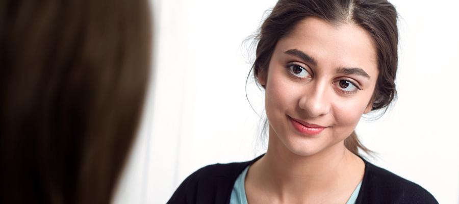 Frauenaerztin-Muehltal-Sprechstunde-fuer-Maedchen-und-junge-Frauen-junge-Patientin-900x400px