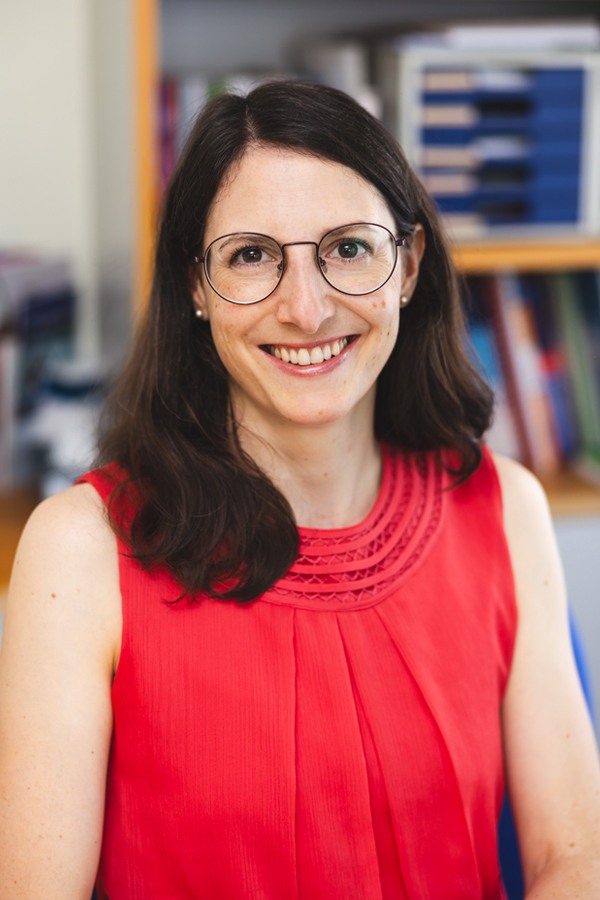 Portrait-Dr-med-Katharina-Hubbert-angestellte-Frauenaerztin-Muehltal-Praxis-600x900px